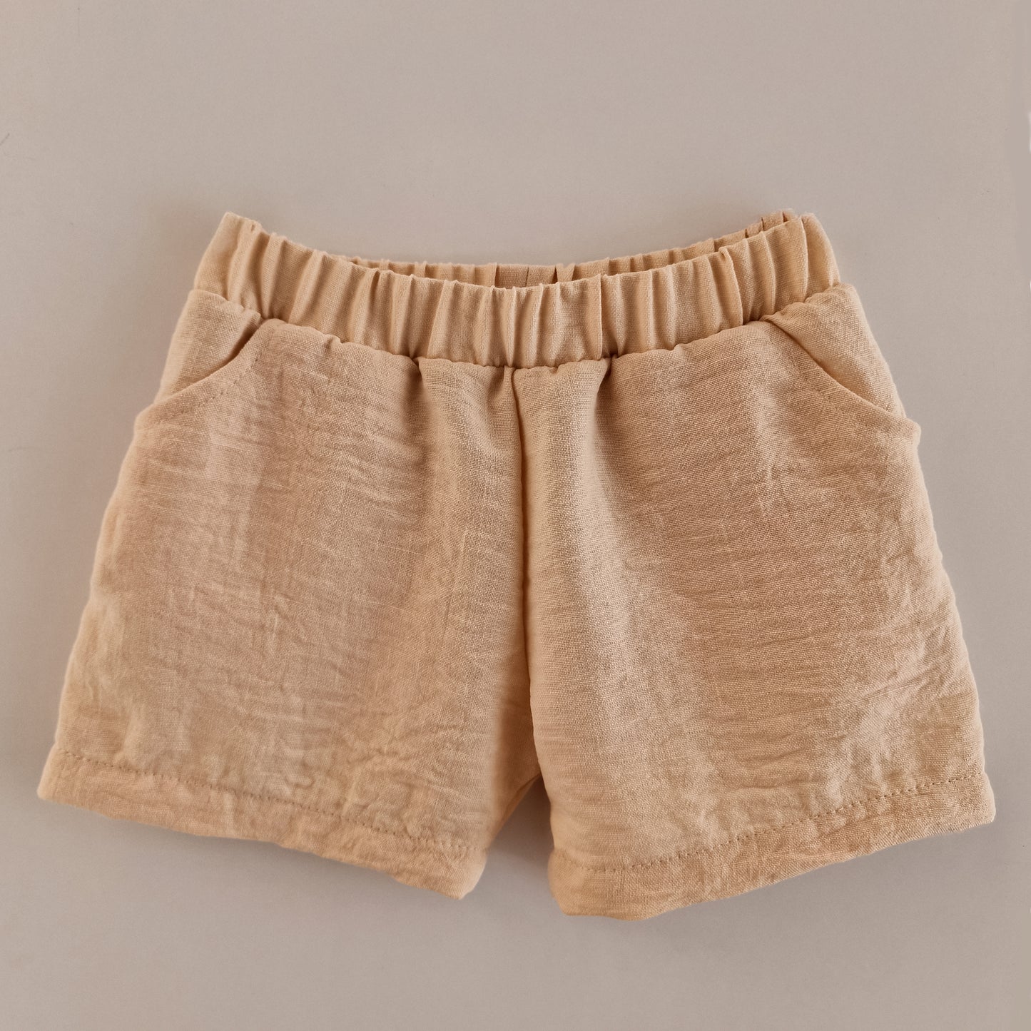 Ensemble d'été pour garçon – T-shirt noir et short beige | Cool et confortable