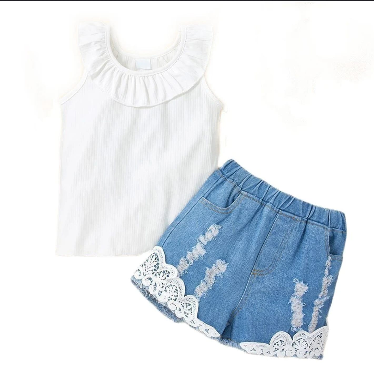 Un débardeur blanc avec un décolleté à volants