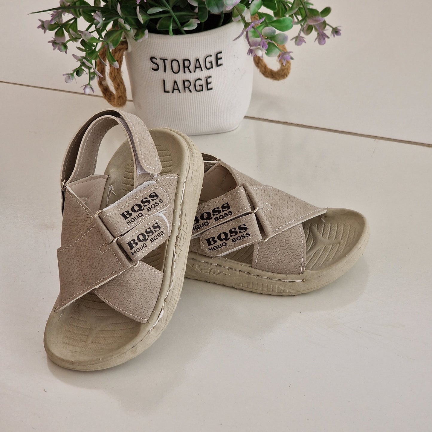 Sandales élégantes pour enfants au design moderne et distinctif - confort et élégance à chaque pas