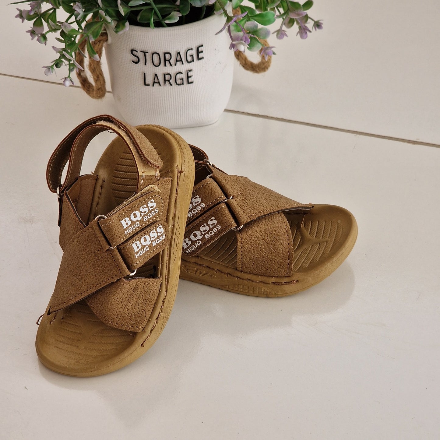 Sandales élégantes pour enfants au design moderne et distinctif - confort et élégance à chaque pas