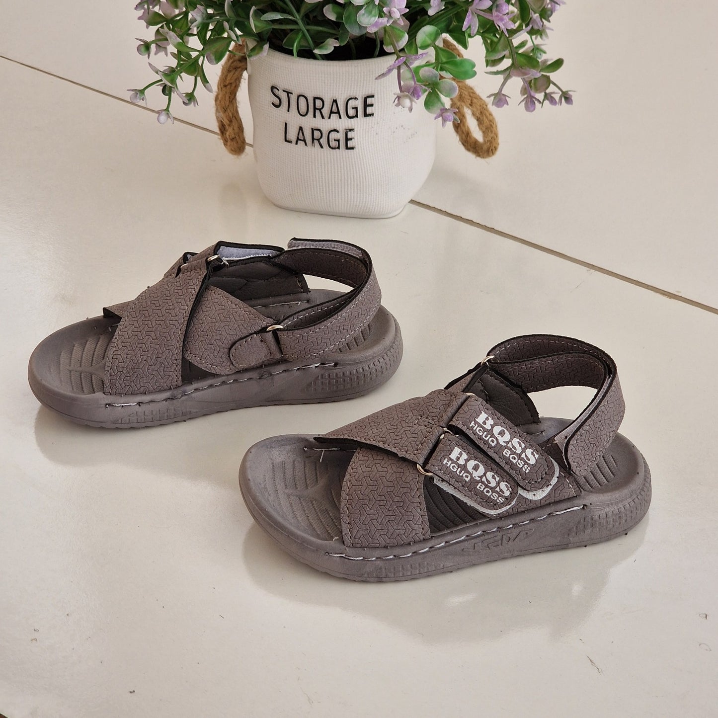 Sandales élégantes pour enfants au design moderne et distinctif - confort et élégance à chaque pas
