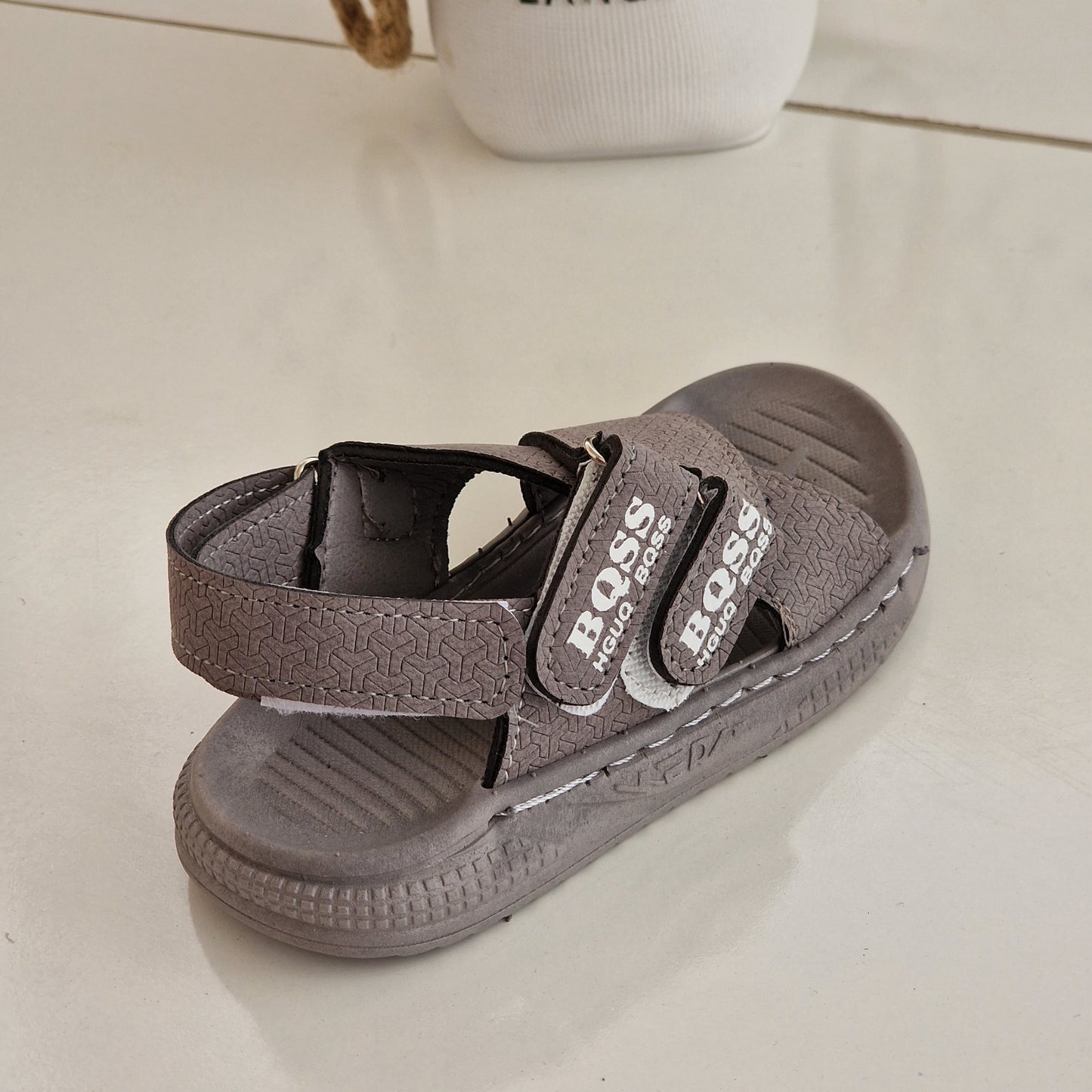 Sandales élégantes pour enfants au design moderne et distinctif - confort et élégance à chaque pas