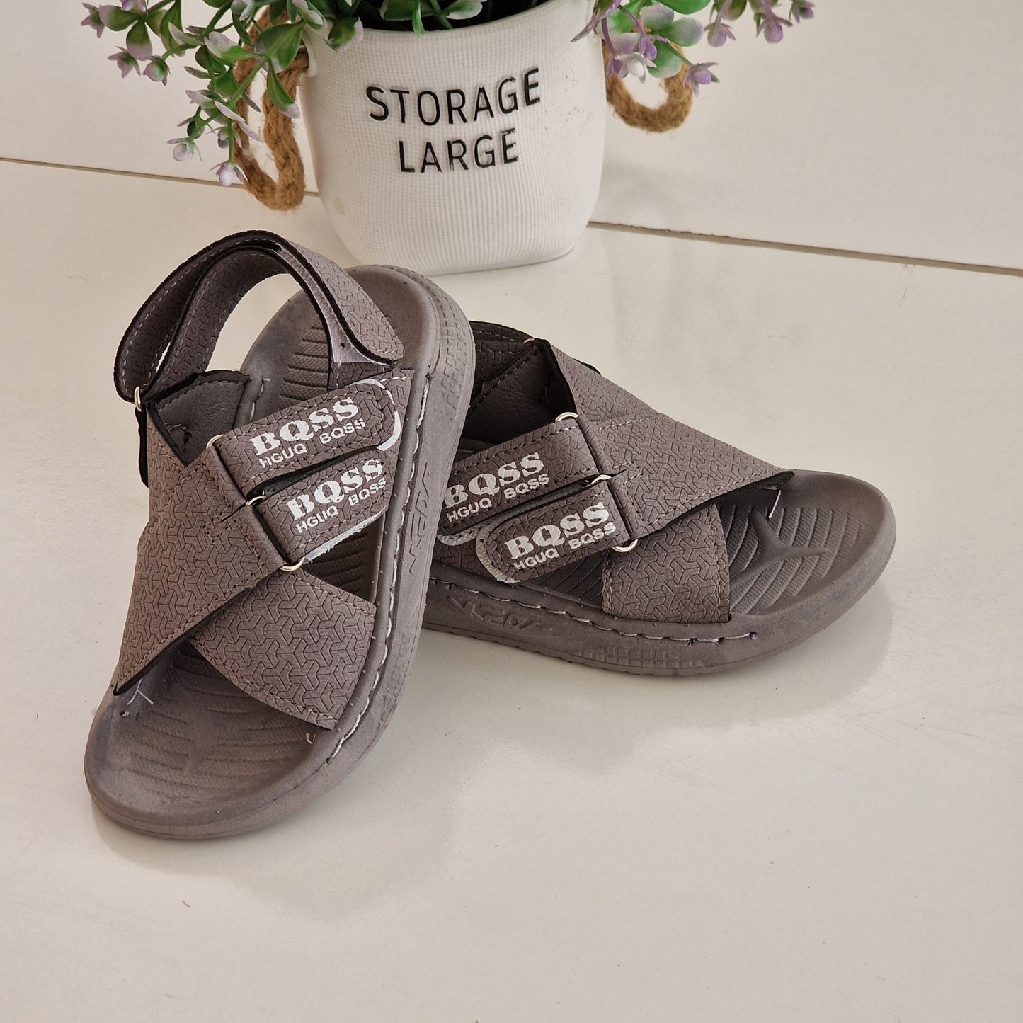 Sandales élégantes pour enfants au design moderne et distinctif - confort et élégance à chaque pas