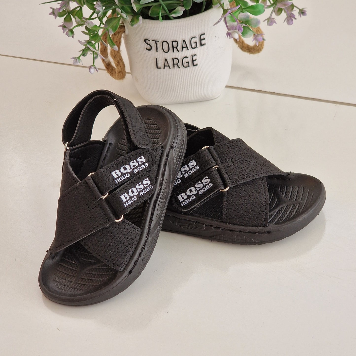 Sandales élégantes pour enfants au design moderne et distinctif - confort et élégance à chaque pas