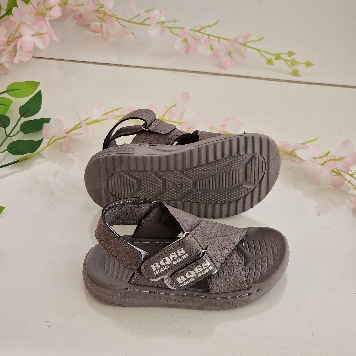 Sandales élégantes pour enfants au design moderne et distinctif - confort et élégance à chaque pas
