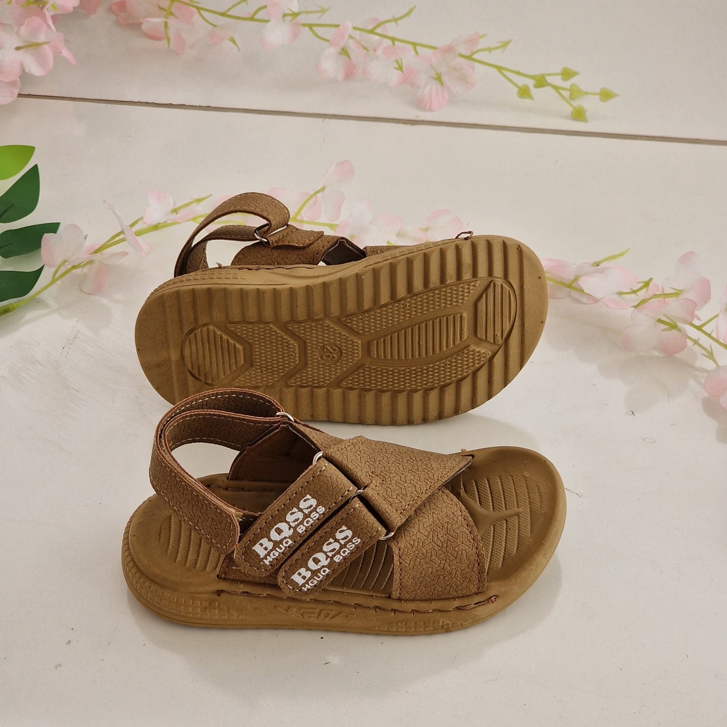 Sandales élégantes pour enfants au design moderne et distinctif - confort et élégance à chaque pas
