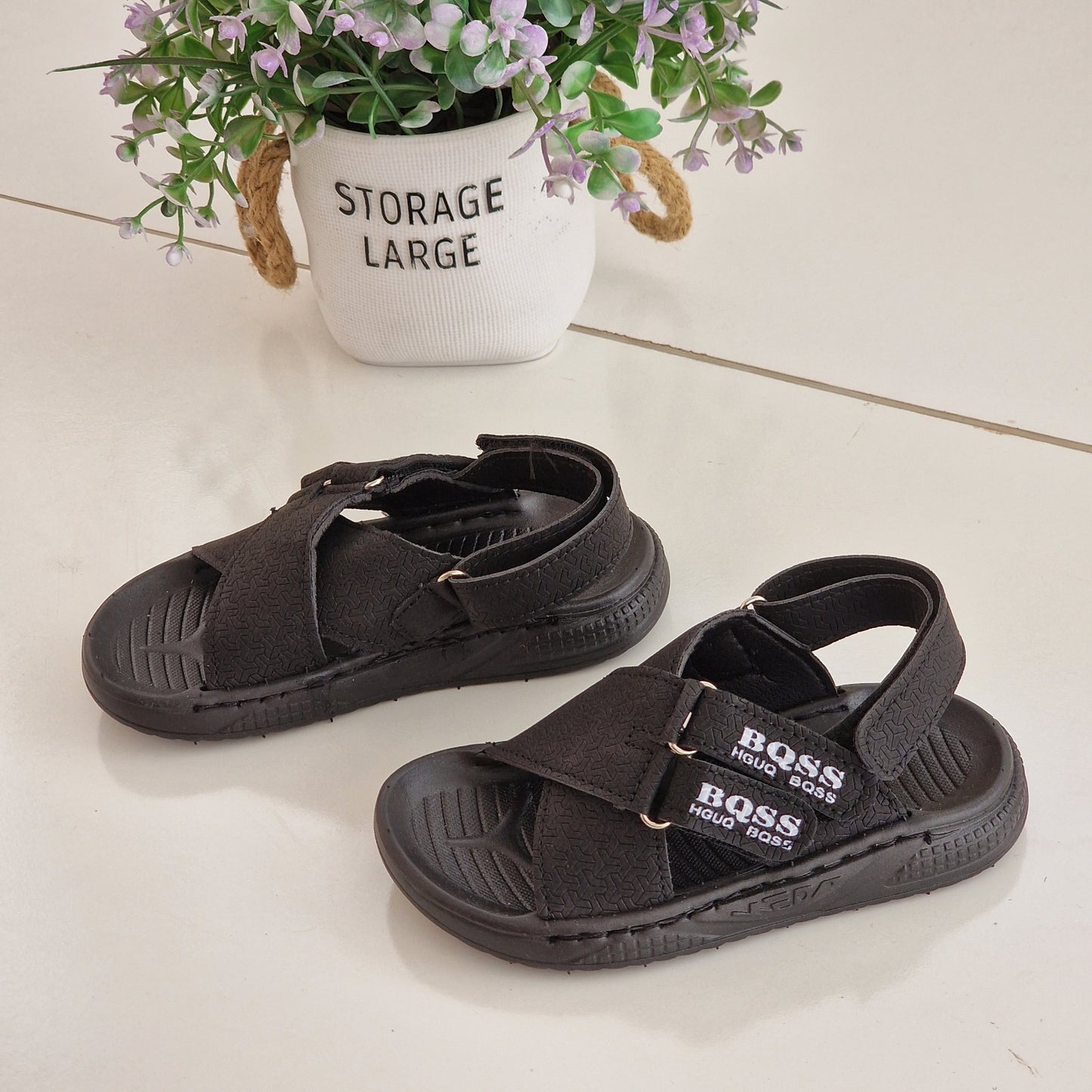 Sandales élégantes pour enfants au design moderne et distinctif - confort et élégance à chaque pas