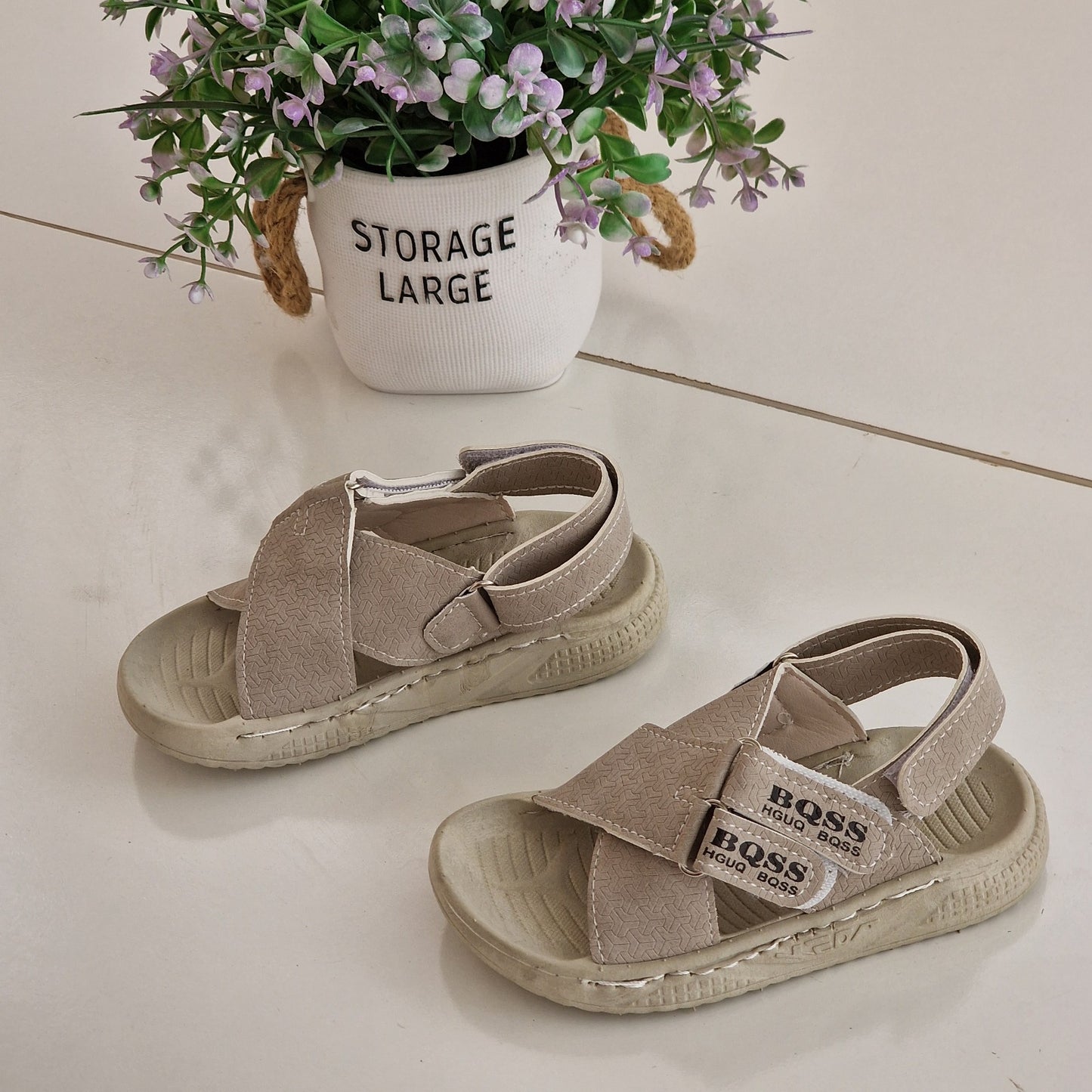 Sandales élégantes pour enfants au design moderne et distinctif - confort et élégance à chaque pas