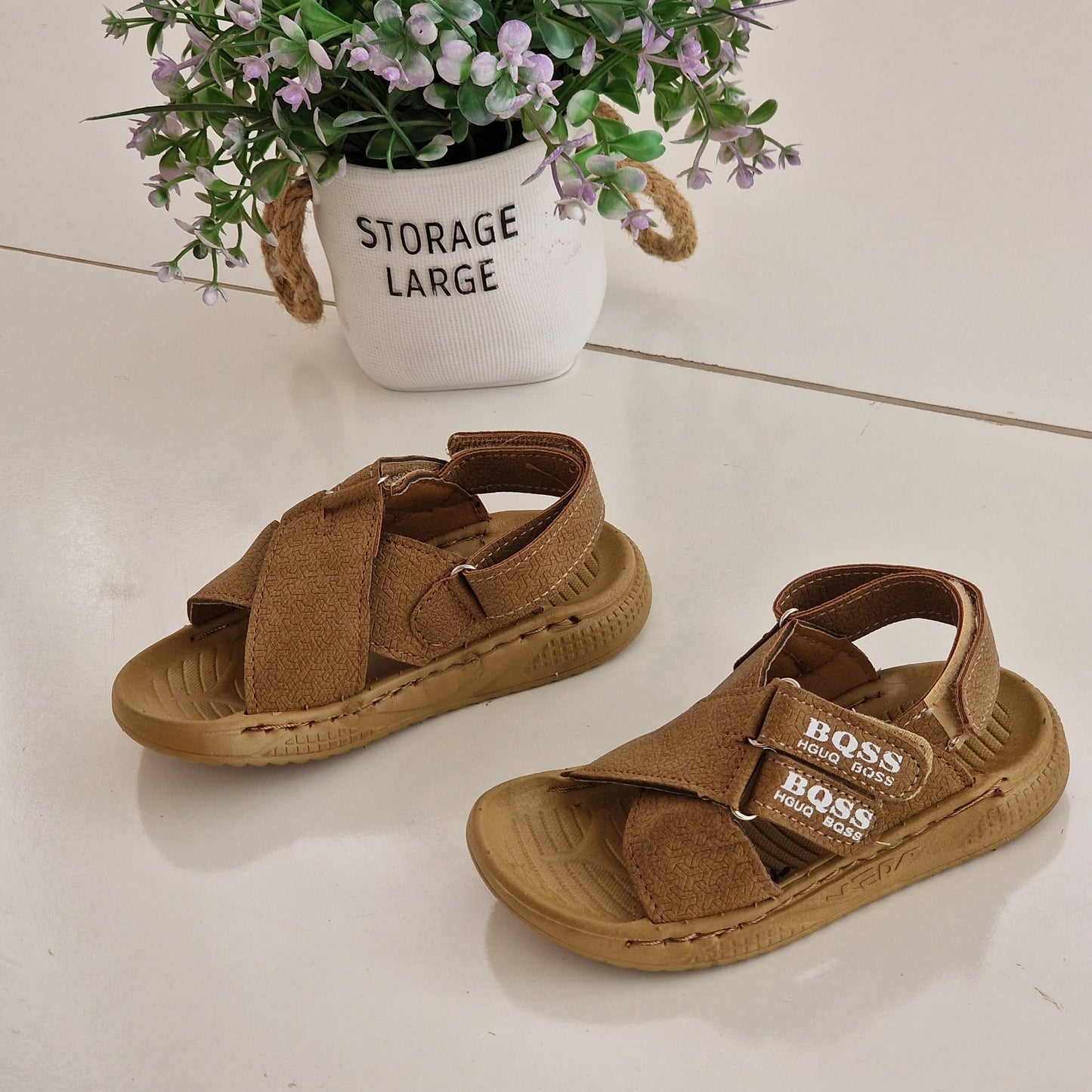 Sandales élégantes pour enfants au design moderne et distinctif - confort et élégance à chaque pas
