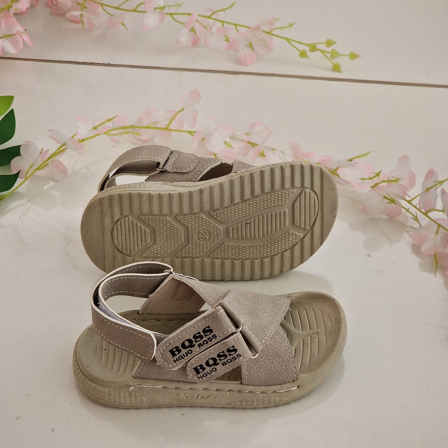 Sandales élégantes pour enfants au design moderne et distinctif - confort et élégance à chaque pas