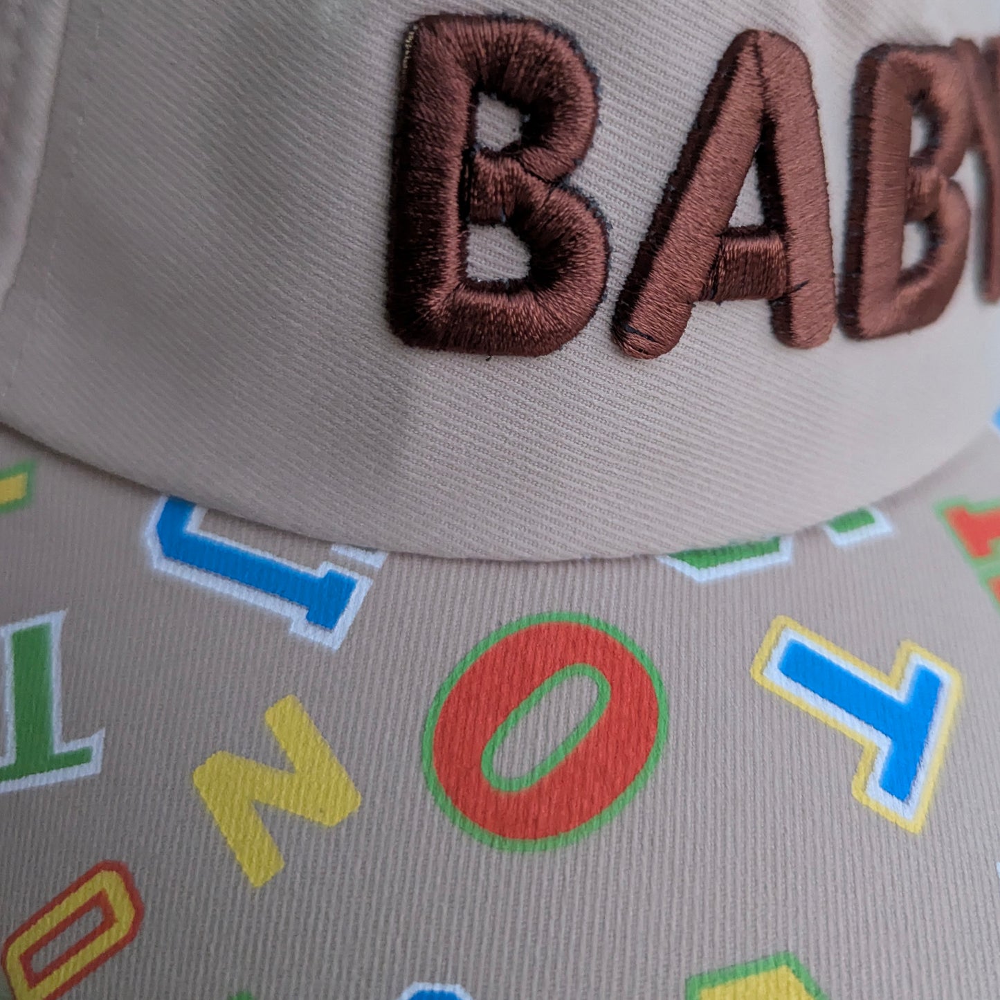 Ensemble d'été en coton « BABY » pour garçon avec casquette assortie – Disponible en bleu et beige