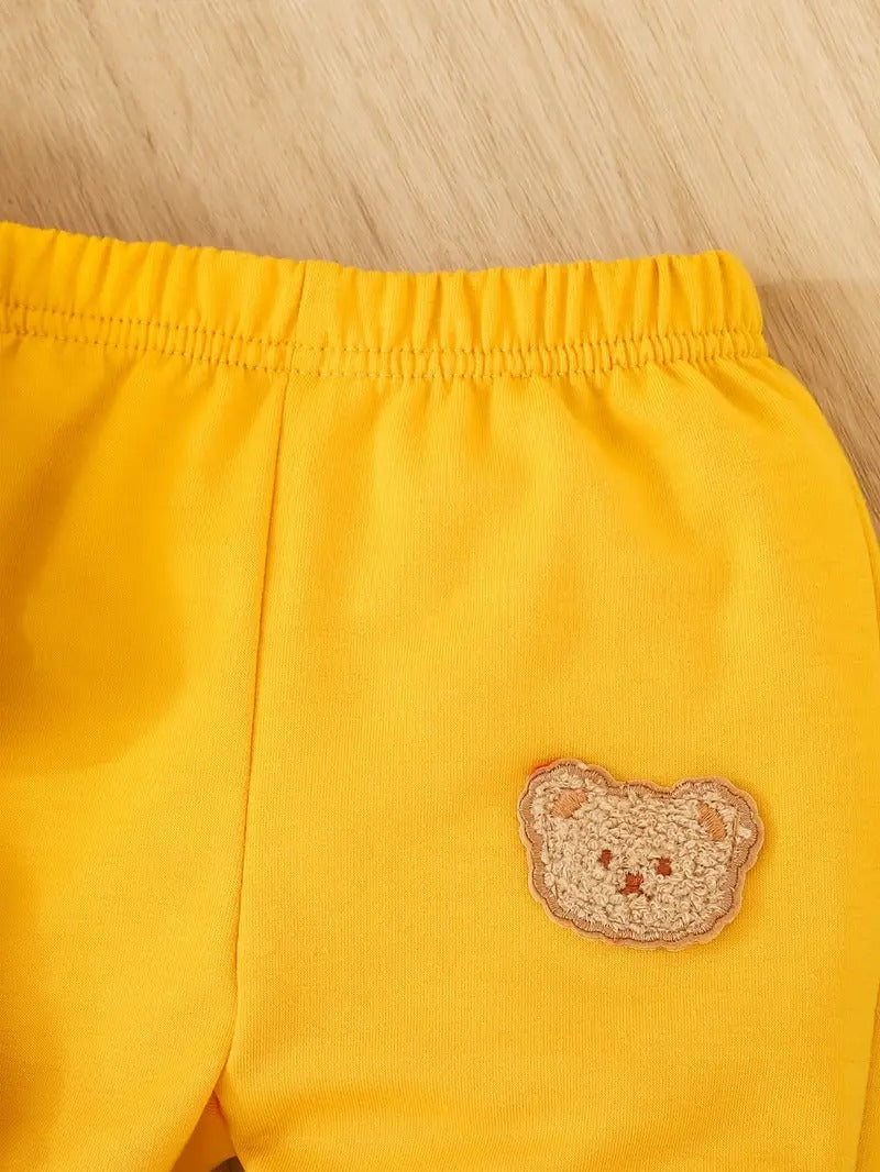 Ensemble 3 pièces pour garçon et fille : un t-shirt avec imprimé ours, un sweat à capuche et un pantalon de sport.Ensemble 3 pièces pour garçon et fille : un t-shirt avec imprimé ours, un sweat à capuche et un pantalon de sport.