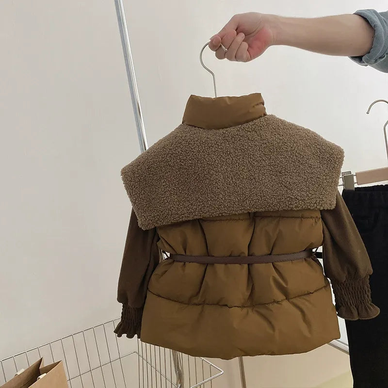 Tenue d'hiver élégante pour enfants : doudoune avec ceinture et pantalon en velours côtelé
