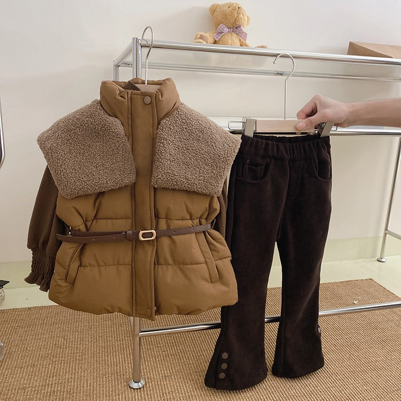 Tenue d'hiver élégante pour enfants : doudoune avec ceinture et pantalon en velours côtelé