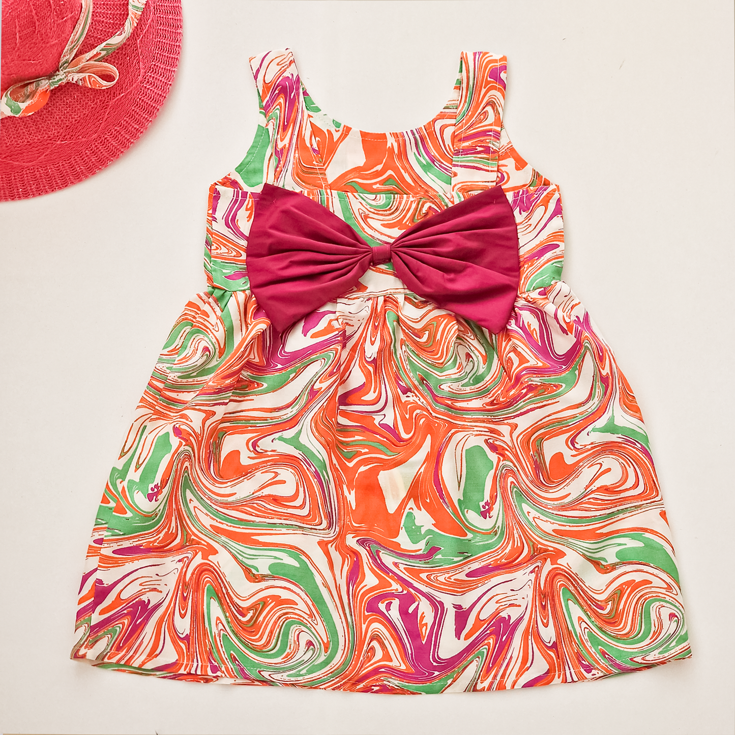 Robe d'été colorée pour fille avec un chapeau élégant et un grand nœud papillon 2