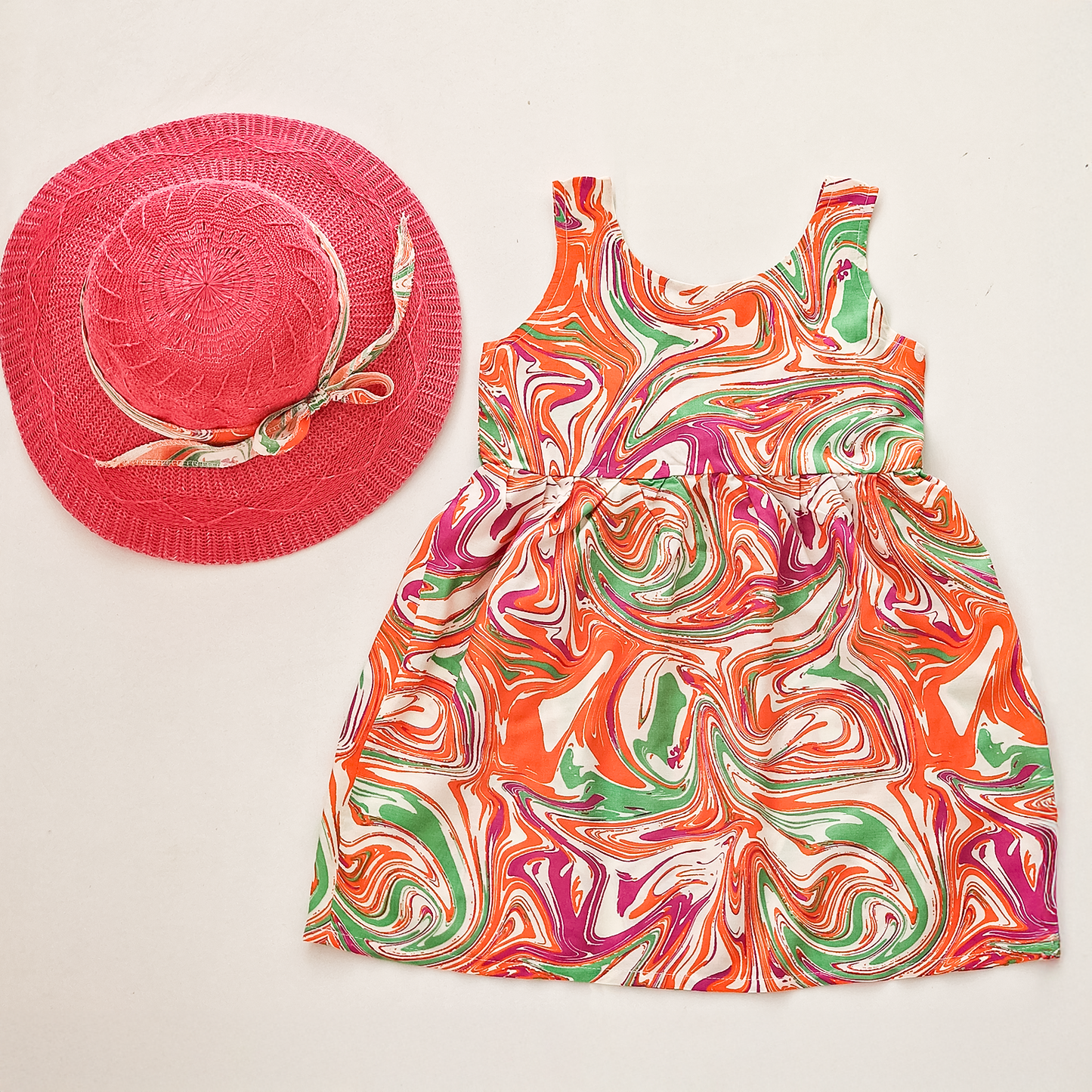 Robe d'été colorée pour fille avec un chapeau élégant et un grand nœud papillon 2