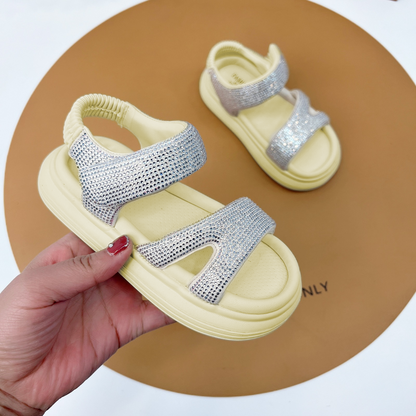 Sandales pour filles à la mode, élégantes et confortables.