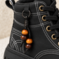 Bottines à lacets pour enfant avec semelles crantées épaisses, surpiqûres décoratives et détails perlés sur le côté