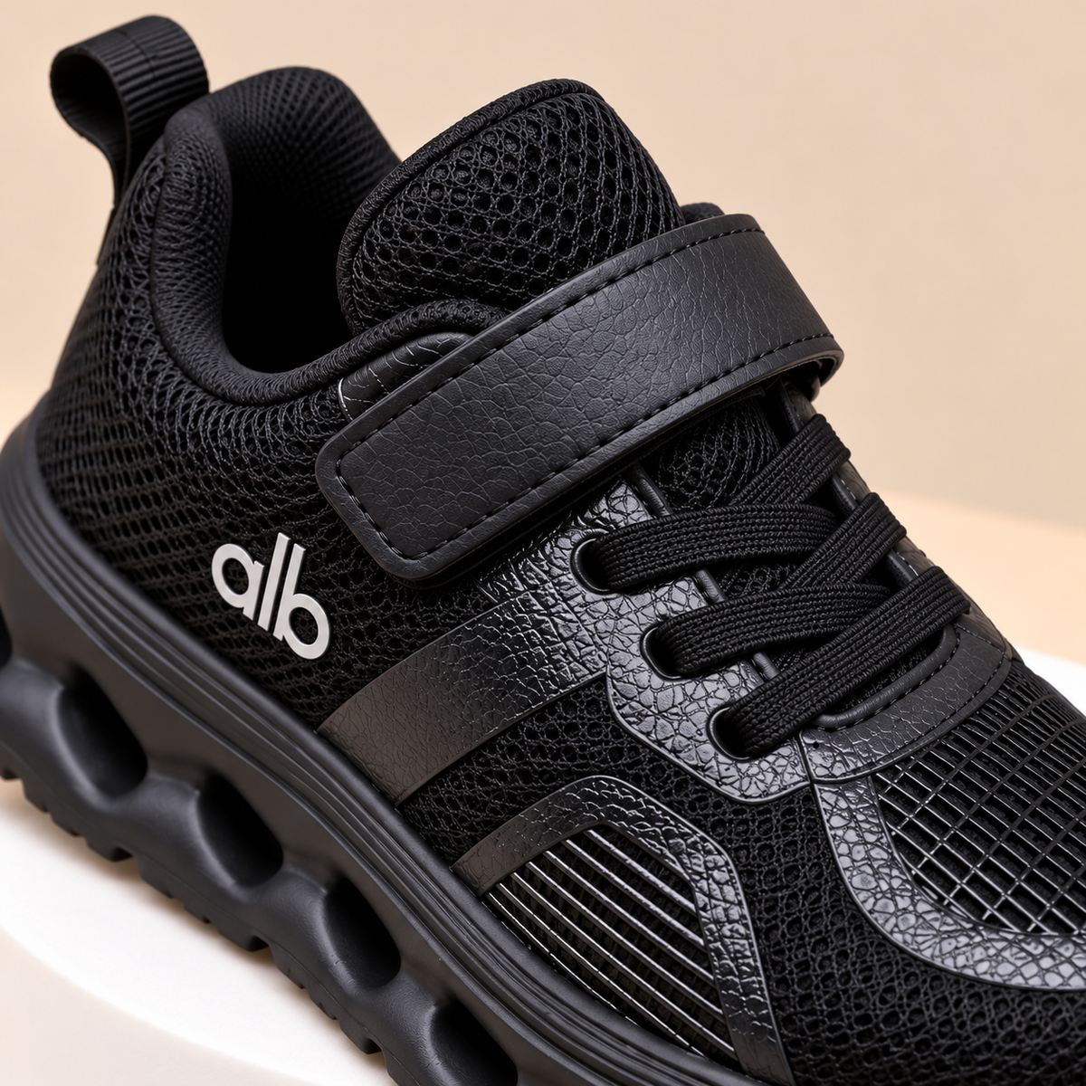 Baskets de sport pour enfants en maille avec empiècements élégants et semelle épaisse ajourée, style décontracté pour le quotidien, disponibles en noir, gris et bleu marine