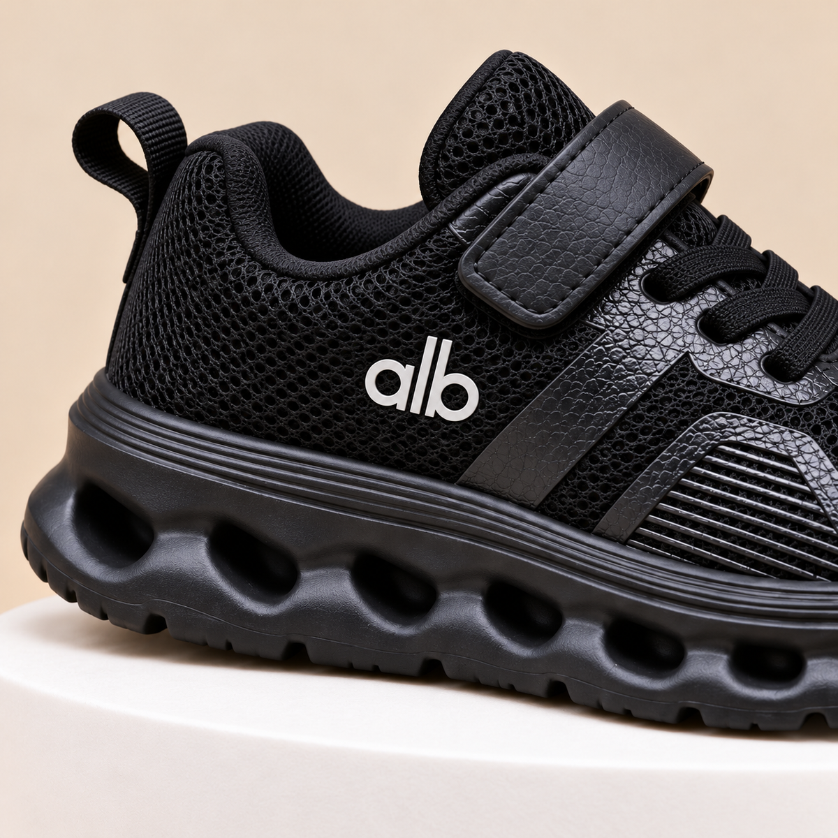 Baskets de sport pour enfants en maille avec empiècements élégants et semelle épaisse ajourée, style décontracté pour le quotidien, disponibles en noir, gris et bleu marine