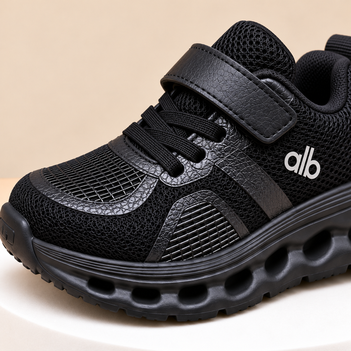 Baskets de sport pour enfants en maille avec empiècements élégants et semelle épaisse ajourée, style décontracté pour le quotidien, disponibles en noir, gris et bleu marine