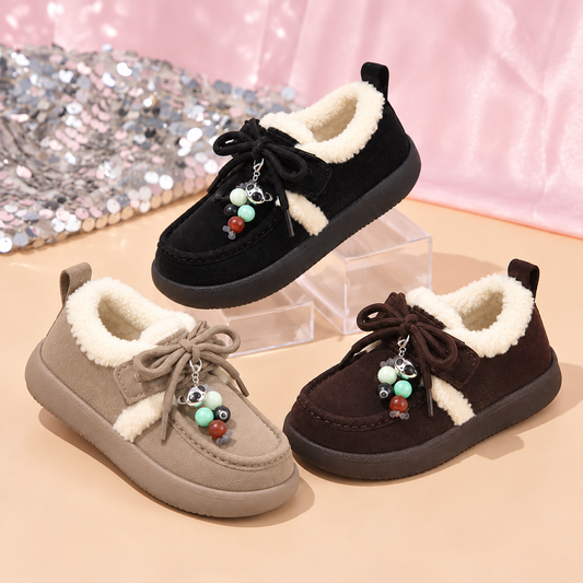 Little Charm Kids’ Moccasin Shoes with Cozy Fleece Trim, Bow Laces and Colorful Bead Details – A Charming Style for Autumn and Winter