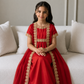 Robe élégante en satin et tulle pour fille avec cape en dentelle brodée