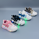 Baskets lumineuses LED pour enfants, disponibles en quatre coloris, avec empiècements en mesh respirant, brides auto-agrippantes et semelles transparentes qui s'illuminent en marchant.