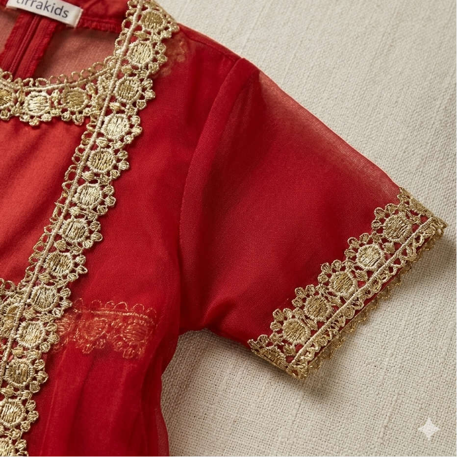 Robe élégante en satin et tulle pour fille avec cape en dentelle brodée