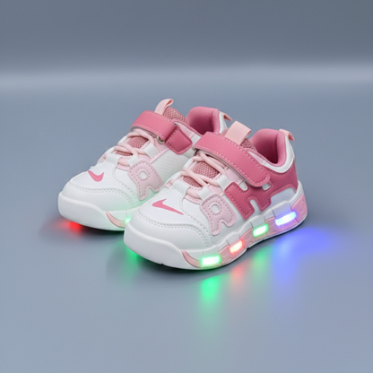 Baskets lumineuses LED pour enfants, disponibles en quatre coloris, avec empiècements en mesh respirant, brides auto-agrippantes et semelles transparentes qui s'illuminent en marchant.