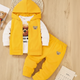 Ensemble 3 pièces pour garçon et fille : un t-shirt avec imprimé ours, un sweat à capuche et un pantalon de sport.Ensemble 3 pièces pour garçon et fille : un t-shirt avec imprimé ours, un sweat à capuche et un pantalon de sport.