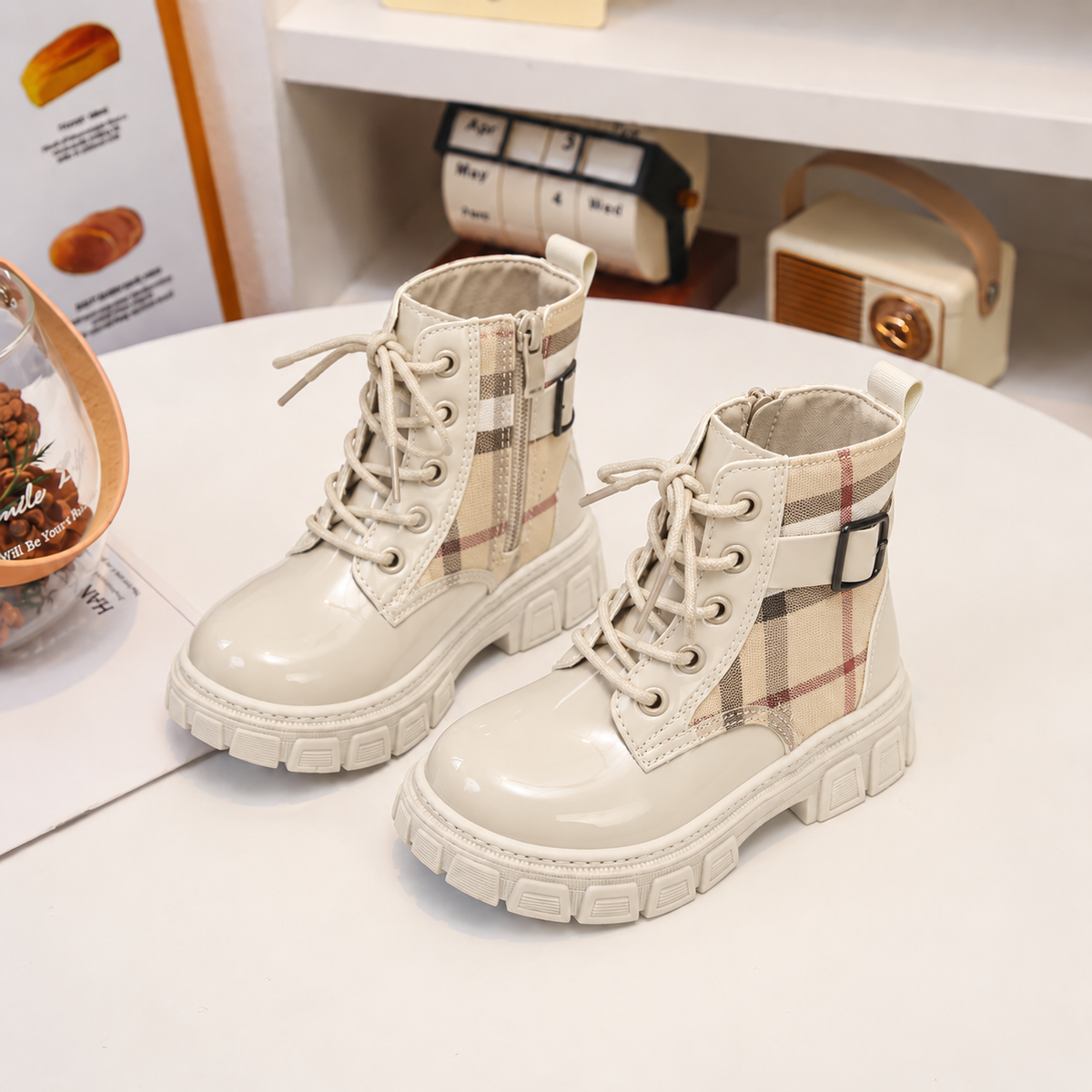 Bottines élégantes à carreaux pour fille avec fini brillant, laçage sur le devant, boucle décorative et semelle épaisse