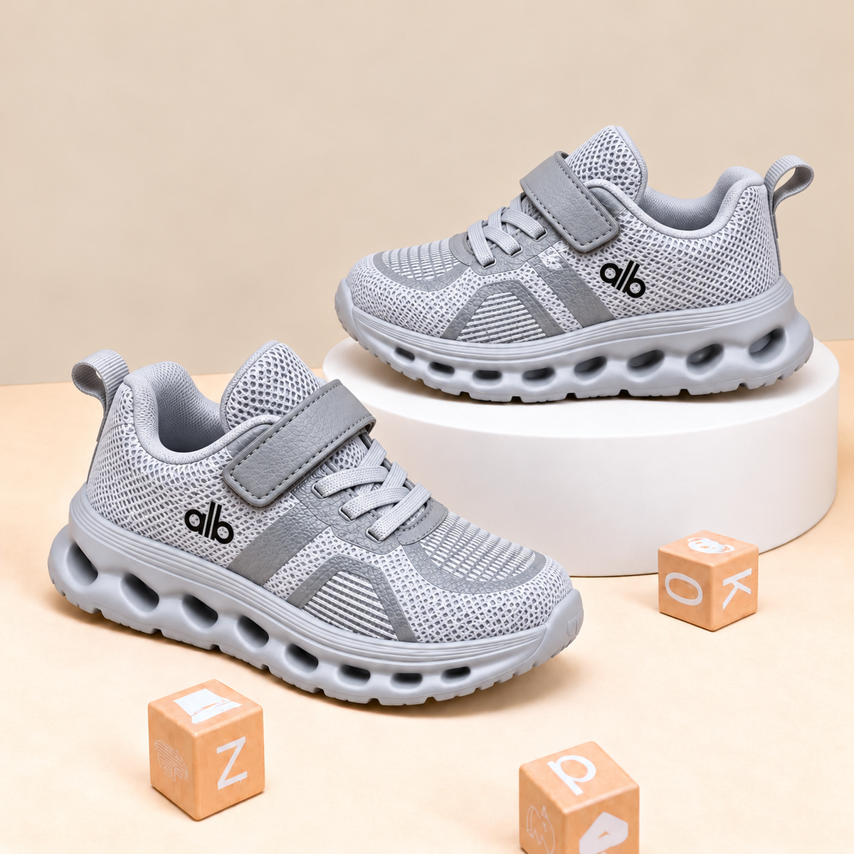 Baskets de sport pour enfants en maille avec empiècements élégants et semelle épaisse ajourée, style décontracté pour le quotidien, disponibles en noir, gris et bleu marine
