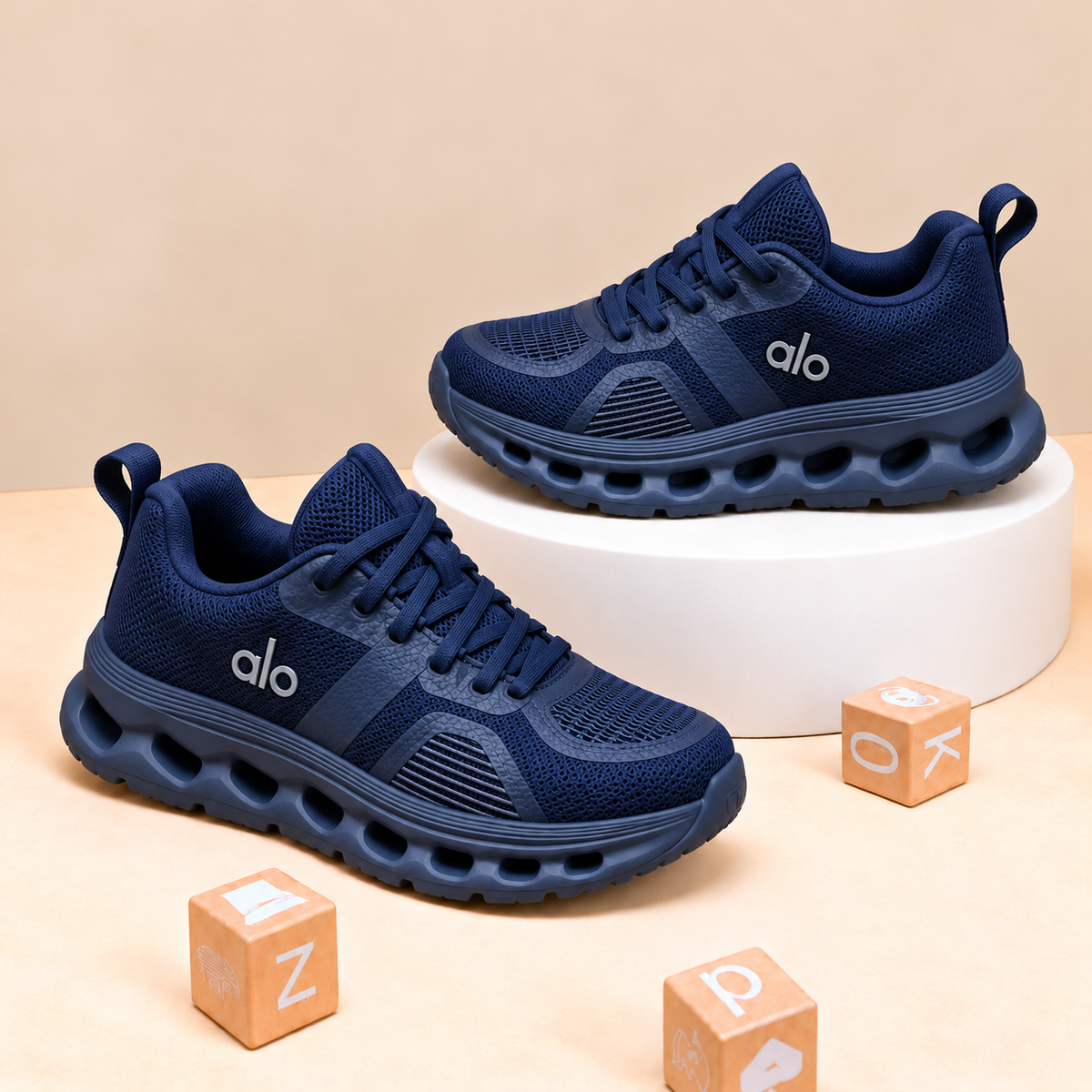 Baskets de sport pour enfants en maille avec empiècements élégants et semelle épaisse ajourée, style décontracté pour le quotidien, disponibles en noir, gris et bleu marine