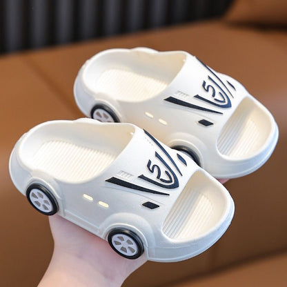 Chaussons pour jeunes enfants avec semelle souple et antidérapante au design de voiture de dessin animé avec éclairage LED