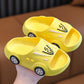 Chaussons pour jeunes enfants avec semelle souple et antidérapante au design de voiture de dessin animé avec éclairage LED