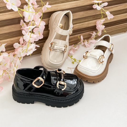 Nouvelles chaussures élégantes et stylées en cuir brillant pour les filles à la mode