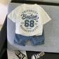 Ensemble t-shirt graphique « Boston Varsity » et short en jean pour garçons – Tenue décontractée d'été