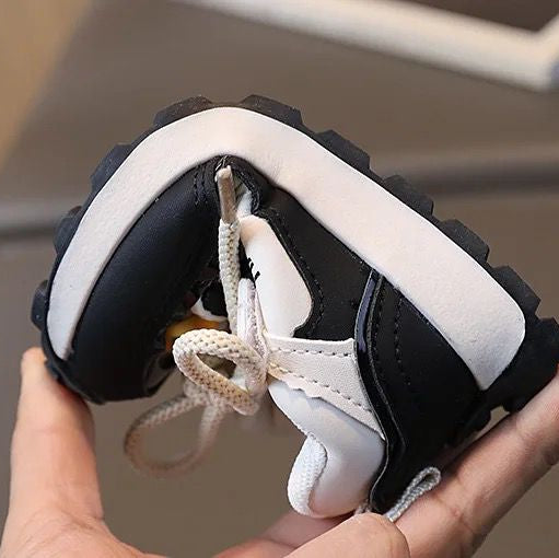 Chaussures en cuir PU imprimé pour enfants. Élégant et confortable