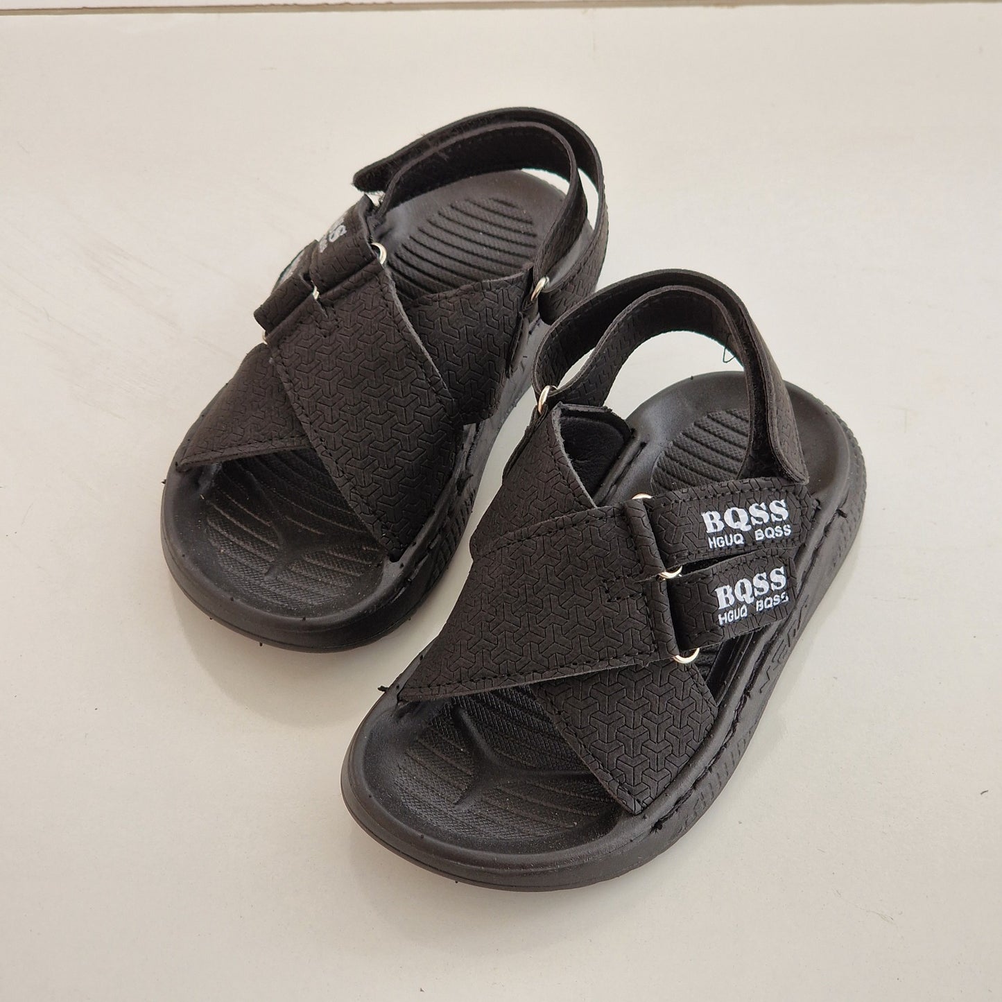 Sandales élégantes pour enfants au design moderne et distinctif - confort et élégance à chaque pas