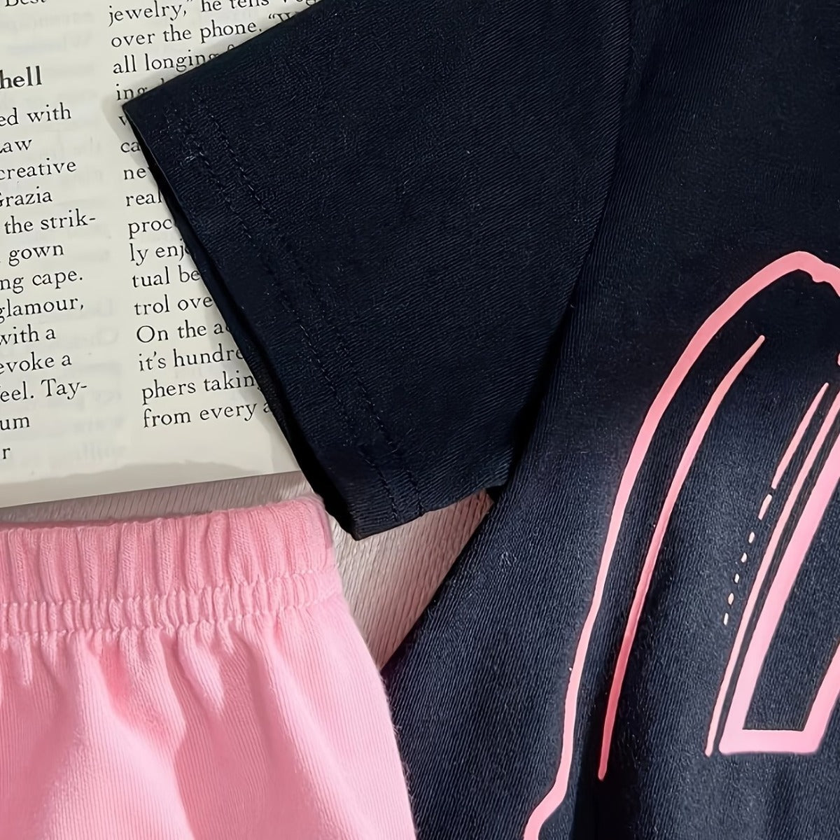 Ensemble d'été tendance pour enfants – T-shirt graphique « Hi » et short