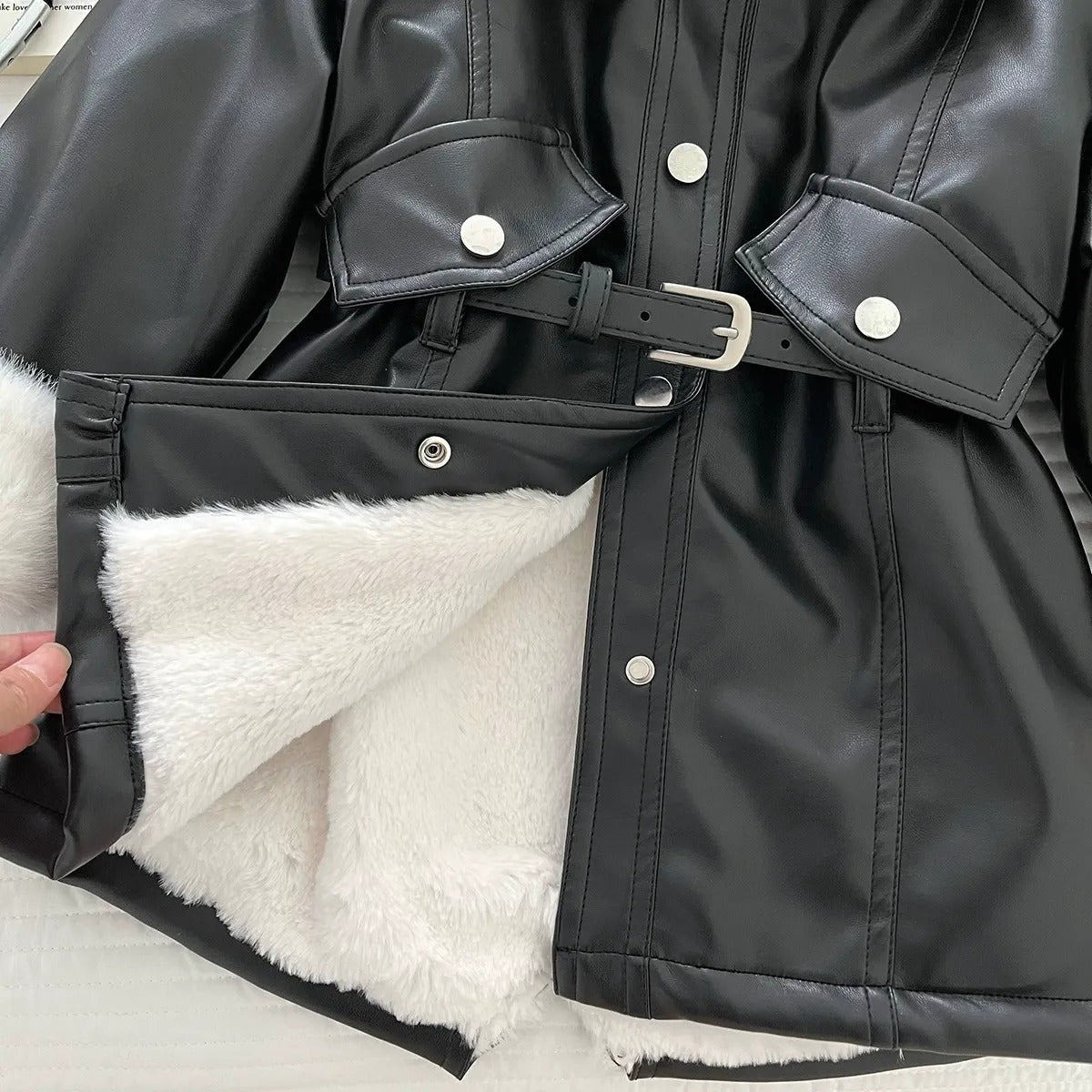 Veste d'hiver élégante pour fille avec bordure en fourrure douce et ceinture à la taille