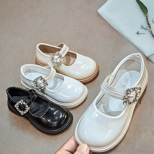 Élégantes et stylées : des chaussures en cuir brillant pour les filles à la mode