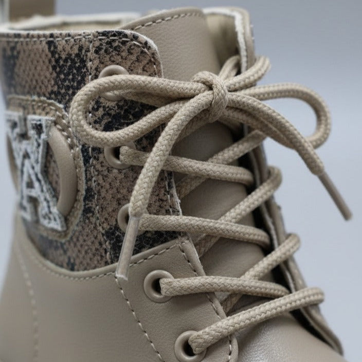Girls’ lace-up ankle boots with lug sole — Product image: 