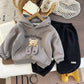 Ensemble trois pièces confortable pour enfant avec sweat à capuche ours en peluche, gilet  et pantalon de jogging noir à taille élastique pour un style quotidien en automne et en hiver