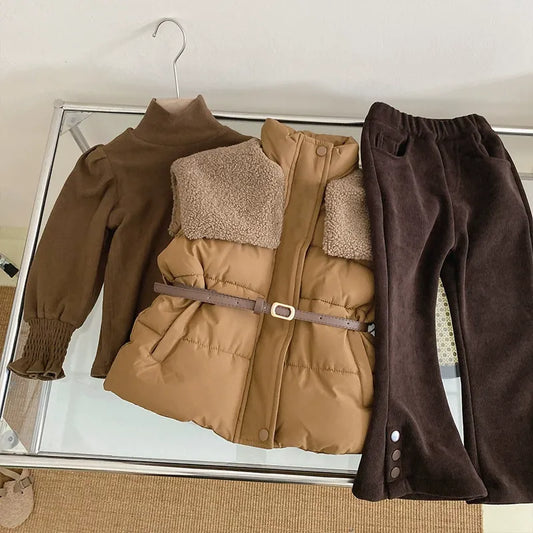 Tenue d'hiver élégante pour enfants : doudoune avec ceinture et pantalon en velours côtelé