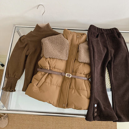 Tenue d'hiver élégante pour enfants : doudoune avec ceinture et pantalon en velours côtelé