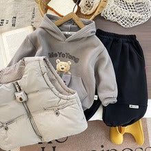 Ensemble trois pièces confortable pour enfant avec sweat à capuche ours en peluche, gilet  et pantalon de jogging noir à taille élastique pour un style quotidien en automne et en hiver