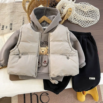 Ensemble trois pièces confortable pour enfant avec sweat à capuche ours en peluche, gilet  et pantalon de jogging noir à taille élastique pour un style quotidien en automne et en hiver