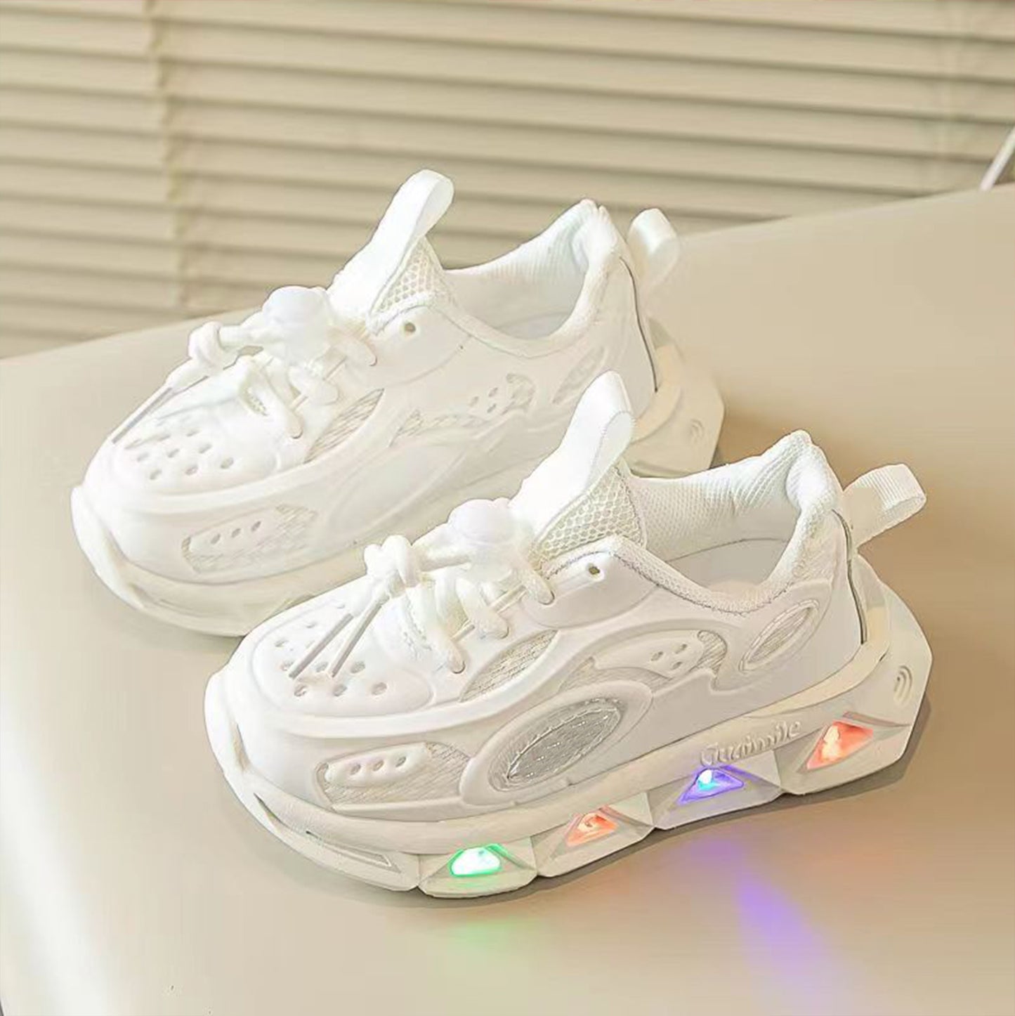 Chaussures lumineuses LED ShineBright : élégantes, confortables et amusantes pour les enfants !